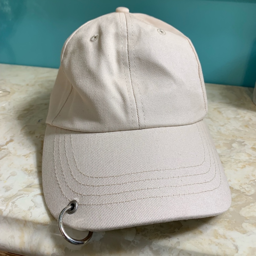 Hat with ring - Picture 3 of 3
